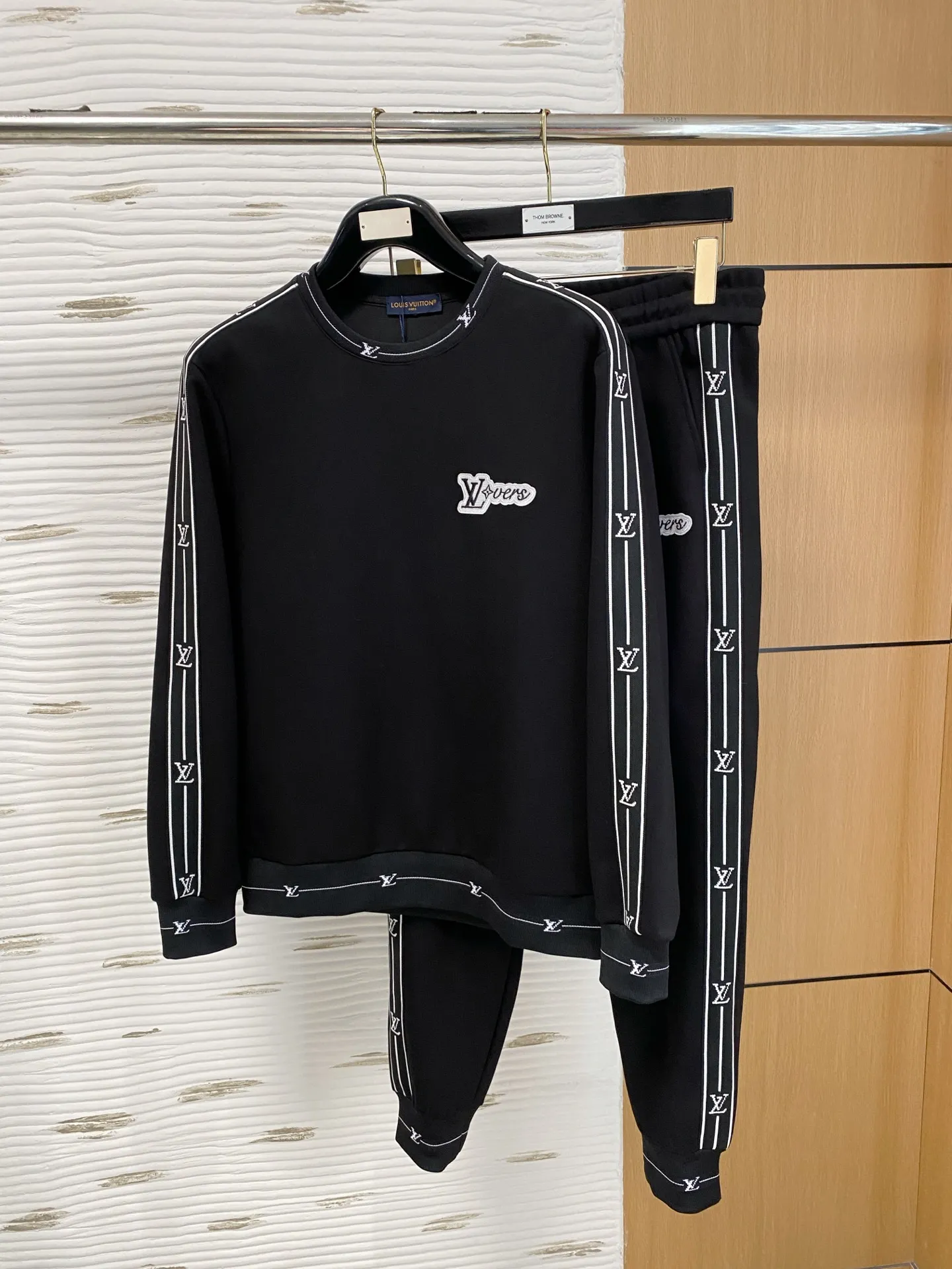 🅿️540 [LV Louis Vuitton] hot-selling suit is coming. Focus on the original version of the official website. 2025 new hot-selling sweatshirt suit. The original order is the best. 🇭🇰The meticulous work of top designers. It has a fitting and perfect upper body effect. All-natural high-quality Tencel Roman cotton 100%, close-fitting comfort, noble and elegant! Original hardware embodies elegance and nobility! Counter size: M-3XL (maximum wear up to 190 pounds)